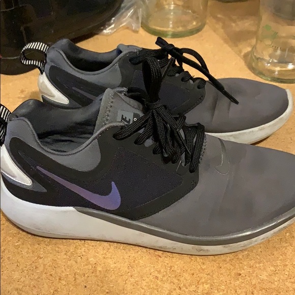 Women’s Nike - Picture 2 of 3